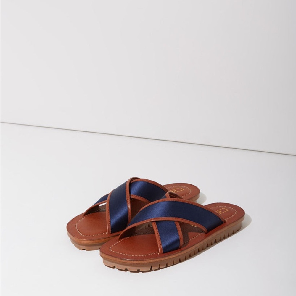 MARC JACOBS
Sateen Criss-Cross Strap Sandal Sz. 39